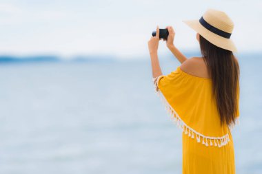 Portre güzel Asyalı kadın gülümsemek mutlu boş şapka giymek