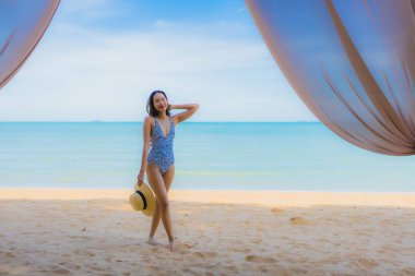 Portre güzel genç Asyalı kadın mutlu gülümseme Relax tr