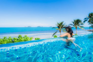 Portre güzel genç Asyalı kadın lüks açık SWI rahatlayın