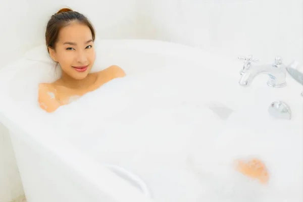 Portrait belle jeune femme asiatique prendre une baignoire dans la salle de bain — Photo