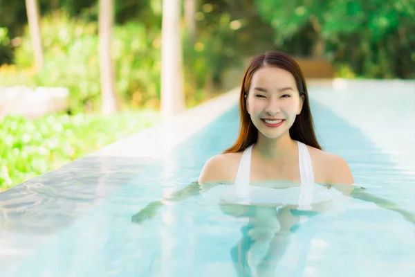 Retrato hermosa joven asiática mujer feliz sonrisa en natación poo — Foto de Stock