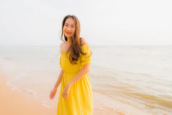 Piękny portret młodej kobiety Azjatki spacerem na plażę i morze o — Zdjęcie stockowe