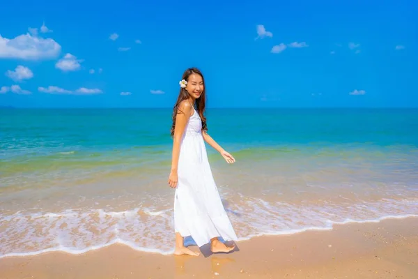 Ritratto bella giovane donna asiatica felice sorriso svago sul — Foto Stock