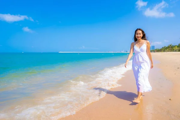 Ritratto bella giovane donna asiatica felice sorriso svago sul — Foto Stock