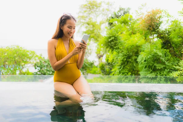 Retrato hermosa joven asiática mujer con teléfono celular o móvil p — Foto de Stock