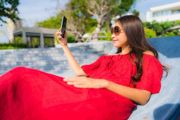 Portrait belle jeune femme asiatique avec téléphone cellulaire ou mobile p — Photo