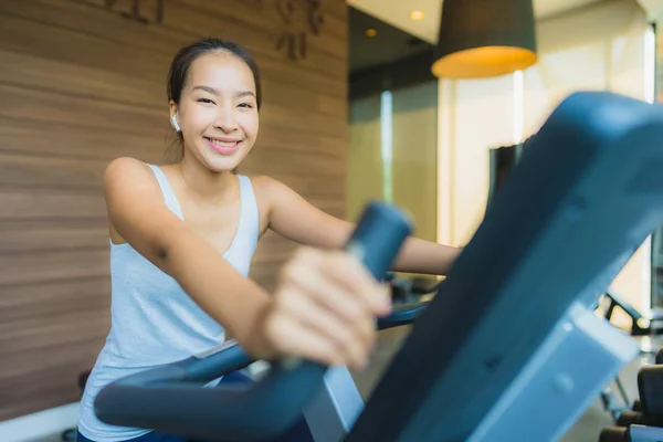 Ritratto bello giovane sport asiatico donna esercizio e lavorare fuori — Foto Stock