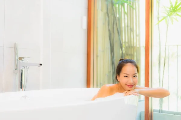 Portrait young beautiful asian woman take a bath in bathtub — Stock Photo, Image