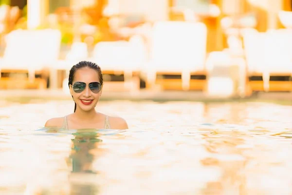 Retrato jovem bela asiática mulher feliz sorriso e relaxar no sw — Fotografia de Stock