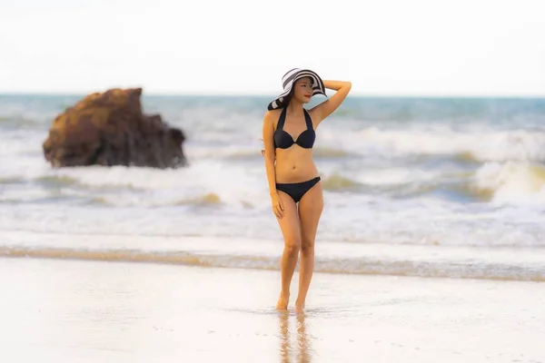 Porträt schöne junge asiatische Frau trägt Bikini am Strand — Stockfoto