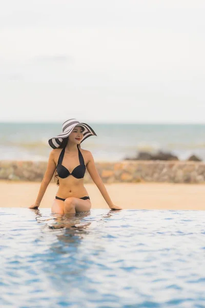 Portré szép fiatal ázsiai nő hord bikini körül úszás — Stock Fotó