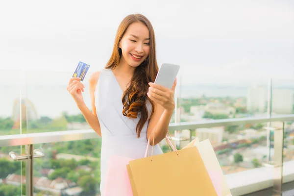 Retrato hermosa joven asiática mujer feliz y sonrisa con crédito — Foto de Stock