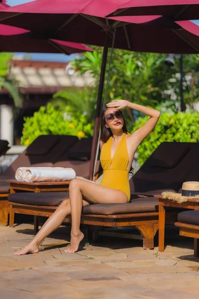 Retrato hermosa joven asiática mujer ocio relajarse sonrisa y hap — Foto de Stock