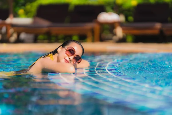 Retrato bonito jovem asiático mulher lazer relaxar sorriso e hap — Fotografia de Stock