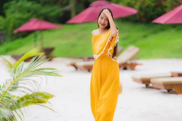 Retrato hermosa mujer asiática usar sombrero con sonrisa feliz ocio — Foto de Stock