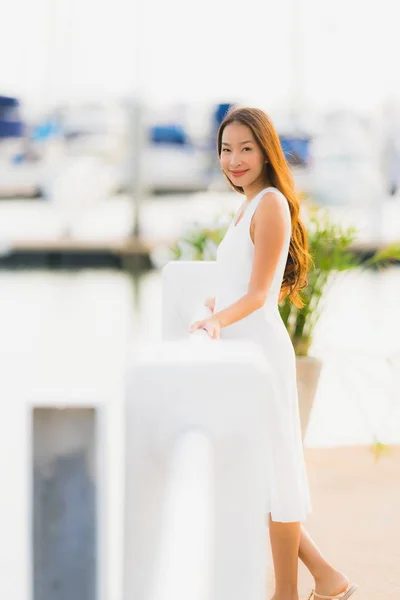 Портрет красивый молодой азиатской женщины отдыха улыбка счастливый расслабиться — стоковое фото