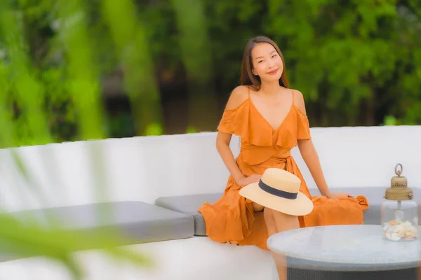 ポートレート美しい若いアジアの女性のライフスタイル幸せな笑顔 — ストック写真