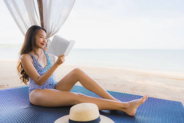 Retrato hermosa joven asiática mujer leyendo libro con feliz smi — Foto de Stock