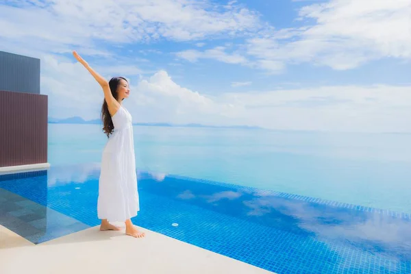 Porträt junge asiatische Frau entspannen Lächeln glücklich um Swimmingpoo — Stockfoto