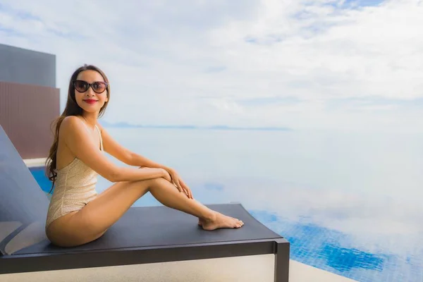 Portrait young asian woman relax smile happy around swimming poo — Stock Photo, Image