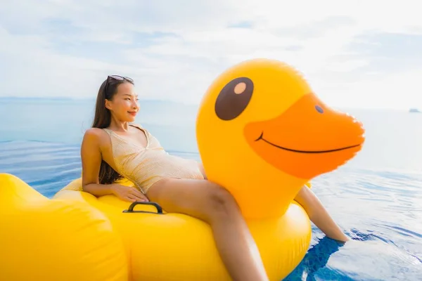 Portrait jeune femme asiatique sur flotteur gonflable jaune canard nom — Photo