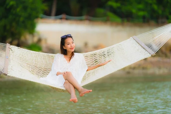 Портрет красивой молодой азиатской женщины, сидящей на гамаке вокруг s — стоковое фото