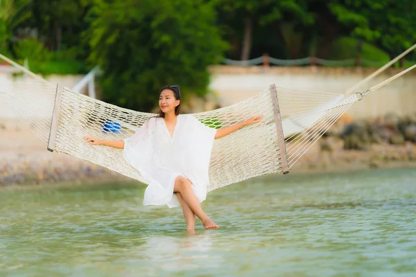 Portret piękny młody Asian kobieta siedzący na hamak około s — Zdjęcie stockowe