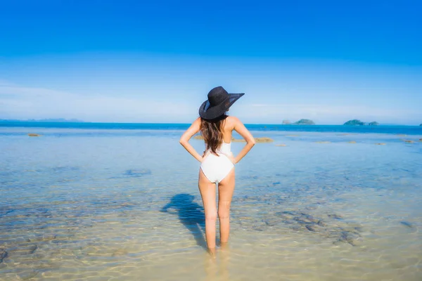 Portrait beautiful young asian woman looking sea beach ocean for — Stock Photo, Image