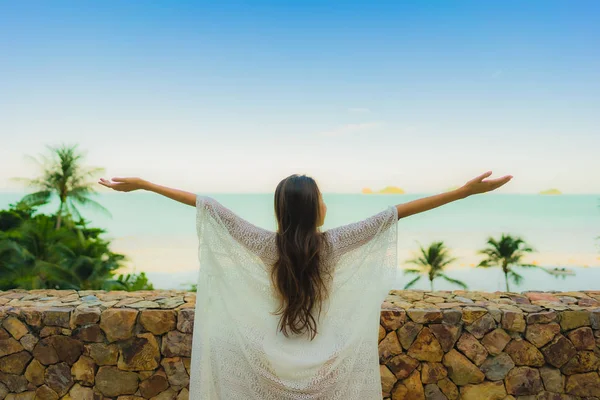 Portrait beautiful young asian woman looking sea beach ocean for — Stock Photo, Image