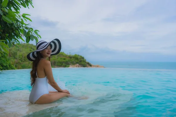 Retrato jovem mulher asiática relaxar sorriso feliz em torno de natação ao ar livre — Fotografia de Stock