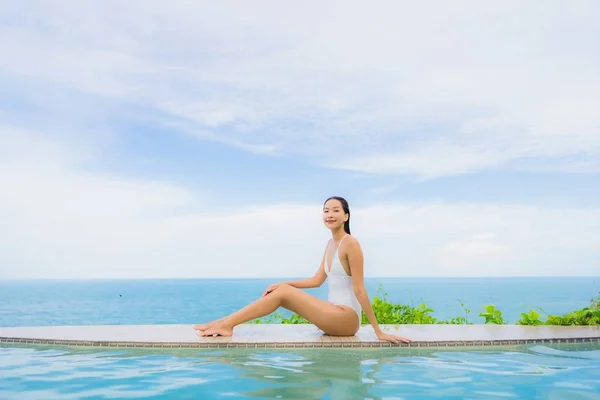 Retrato joven asiático mujer relax sonrisa feliz alrededor al aire libre nadar —  Fotos de Stock