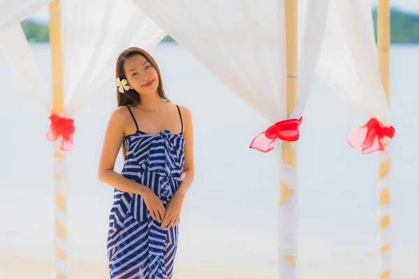 Portrait young asian woman smile happy around beach sea ocean wi — Stock Photo, Image