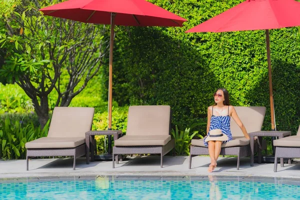 Retrato joven asiático mujer relax sonrisa feliz alrededor al aire libre nadar —  Fotos de Stock