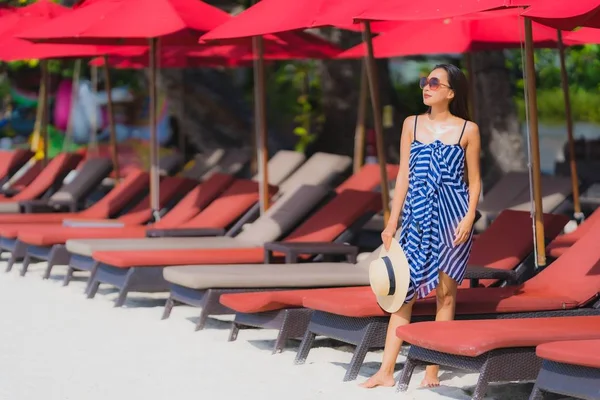 Portret jonge Aziatische vrouw glimlach gelukkig rond strand zee oceaan Wi — Stockfoto