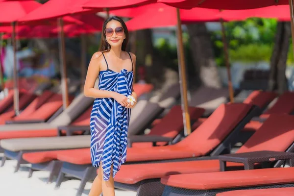 Ritratto giovane donna asiatica sorriso felice intorno spiaggia mare oceano wi — Foto Stock