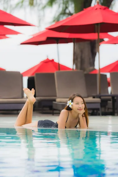 Porträt junge asiatische Frau entspannen Lächeln glücklich um Freibad — Stockfoto