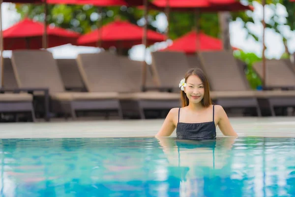 肖像画若いアジアの女性は、屋外の水泳の周りに幸せな笑顔をリラックス — ストック写真