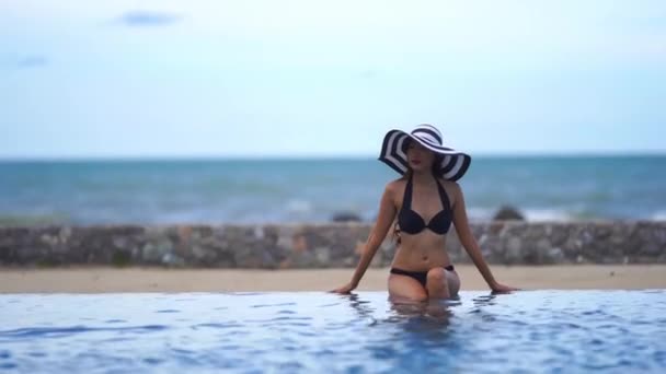 Images Belle Femme Asiatique Détendre Dans Piscine Hôtel — Video