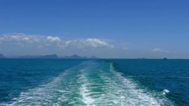 Güzel dalgalı denizin sakin görüntüleri.