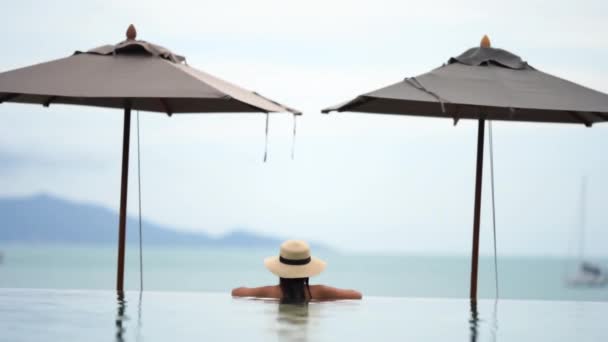 Imagens Bela Mulher Asiática Relaxante Piscina Hotel — Vídeo de Stock