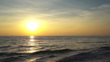 günbatımı güzel dalgalı denizde sakin görüntüleri