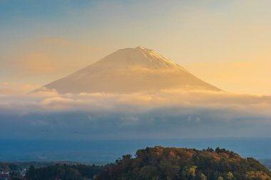 Dağ fuji ile akçaağaç yaprağı ağacın etrafında güzel manzara