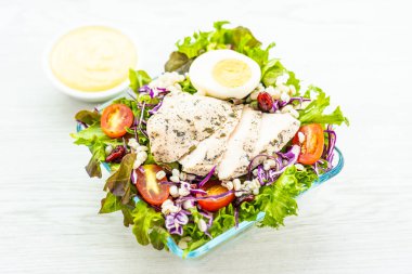 Izgara tavuk göğsü ve et salata