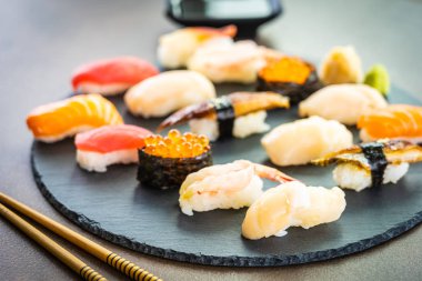 Somon balığı karides karides yılan balığı kabuk ve oth nigiri suşi ayarla