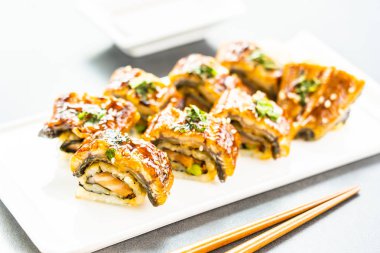Izgara yılan balığı veya unagi balık suşi maki rulo tatlı sos ile