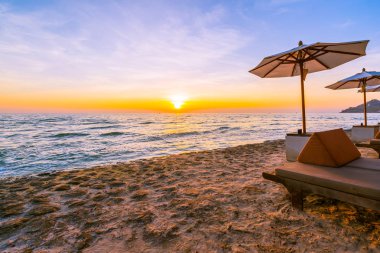 Şemsiye ve sandalye yastık çevresinde bea güzel manzara ile