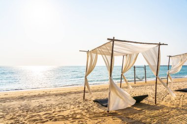 Sandalye şemsiye ve sk güzel plajı deniz okyanusta lounge