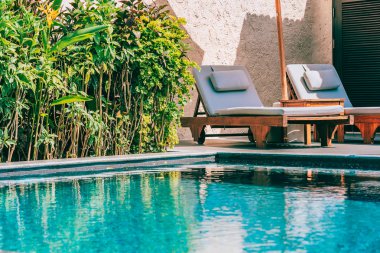 Şemsiye ve sandalye yakın deniz okyanus plaj wi yüzme havuzu etrafında