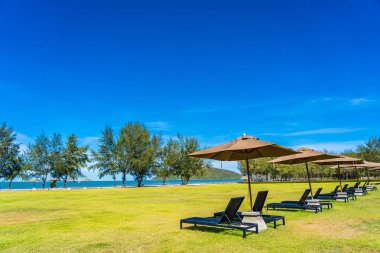 Şemsiye ve c ile deniz ve plaj güzel açık manzara