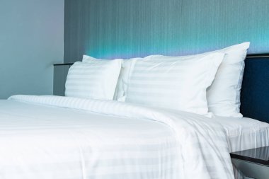 B yatak dekorasyonu üzerinde güzel lüks rahat beyaz yastık